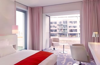image of Modernes Luxus-Hotel mit großer Dachterrasse