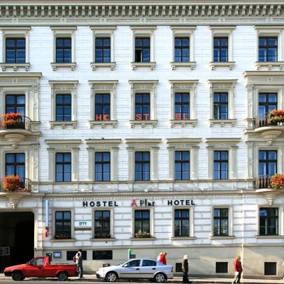Central Hostel with Bar
