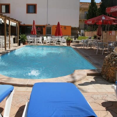 Einfaches Hotel mit Garten und Pool 