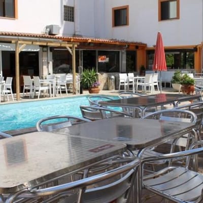 Einfaches Hotel mit Garten und Pool 