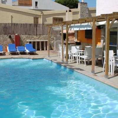 Einfaches Hotel mit Garten und Pool 
