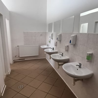 Central Hostel with Bar